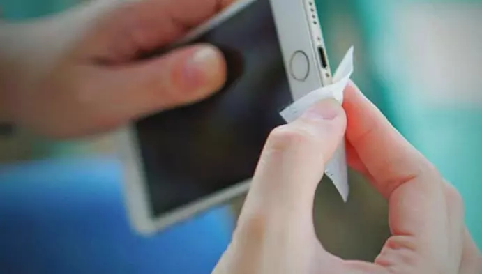 How to clean a mobile phone?