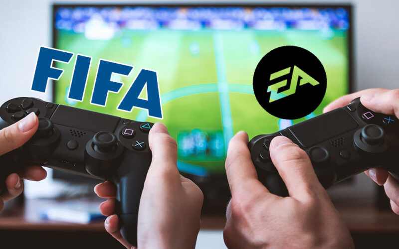 İki insan ellerinde oyun kolu tutuyorlar ve FIFA oyynuyorlar