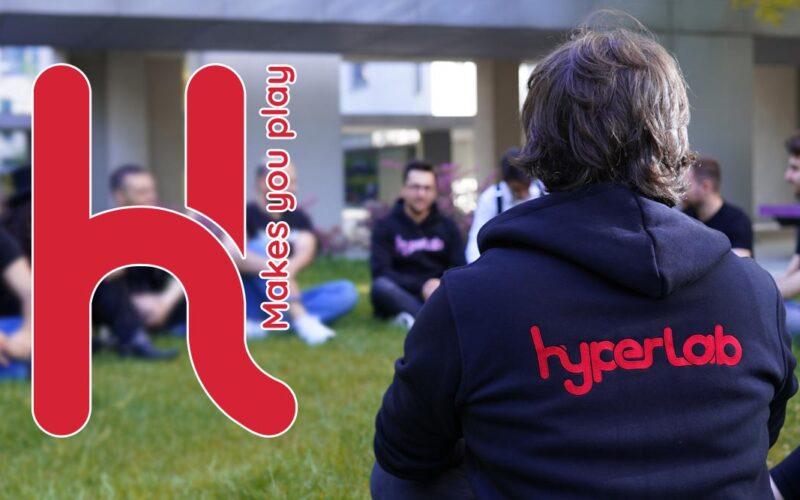 Hyperlab Games Studio çalışanları çimende oturuyor