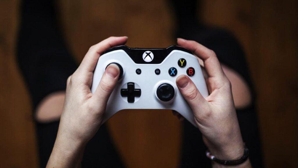 Bir oyuncu Xbox kontrolcüsü tutuyor