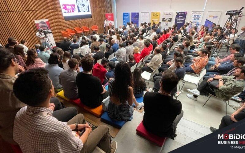 Mobidictum Business Meetup Izmir katılımcıları panel dinliyor