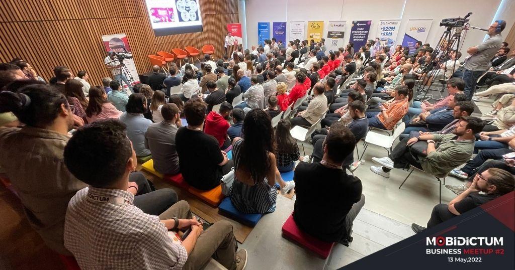Mobidictum Business Meetup Izmir katılımcıları panel dinliyor