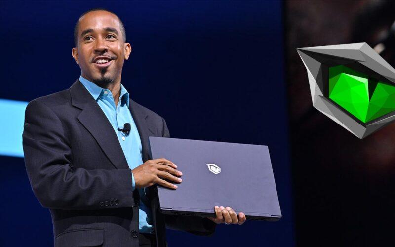 Intel'den Marcus Kennedy bir Monster bilgisayarı elinde tutuyor