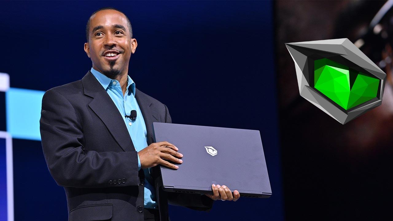 Intel'den Marcus Kennedy bir Monster bilgisayarı elinde tutuyor