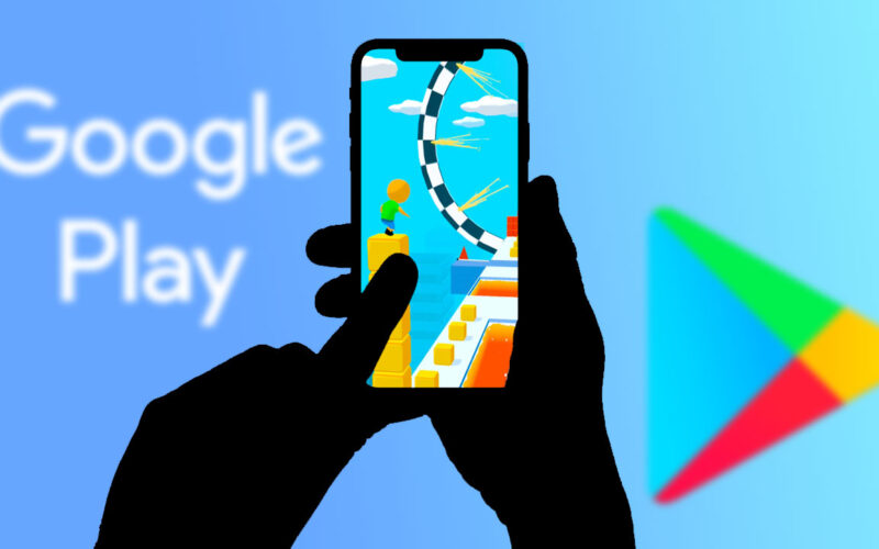 Bir telefonu tutan eller, arka planda Google Play logosuyla hyper-casual bir oyun oynuyor