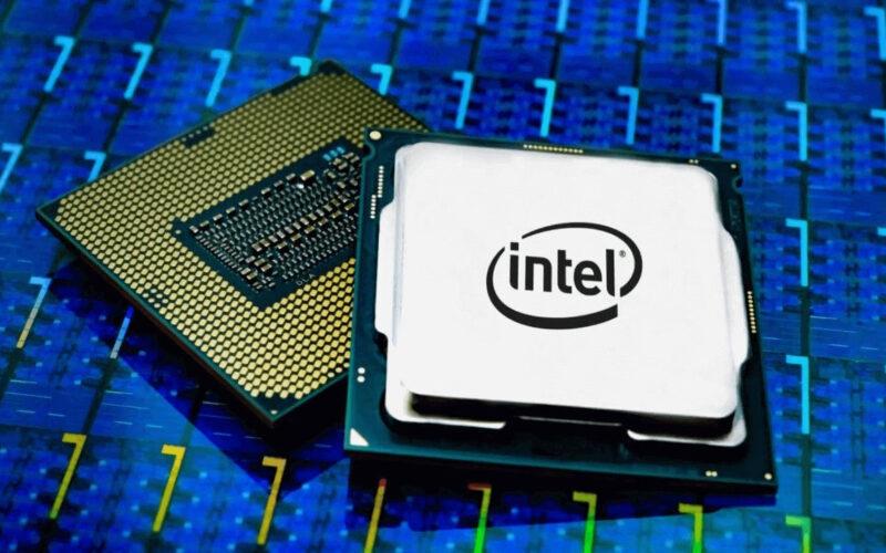 Mavi bir arka plan üzerinde yan yana iki Intel CPU