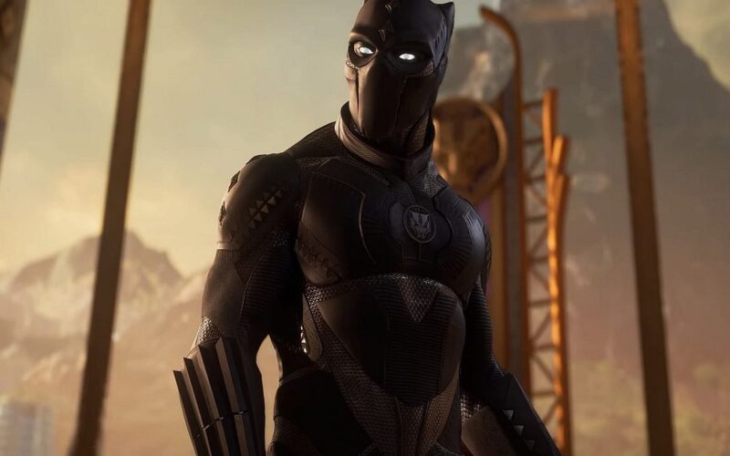 Black Panther ayakta duruyor ve sola bakıyor