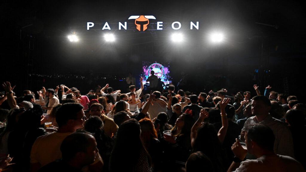 Panteon 10 yıl partisinde insanlar doyasıya eğleniyor.