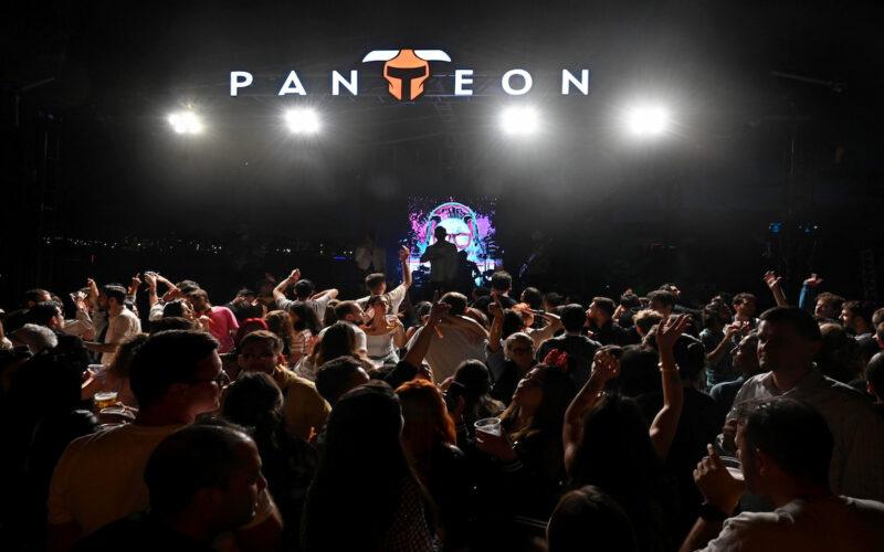 Panteon 10 yıl partisinde insanlar doyasıya eğleniyor.