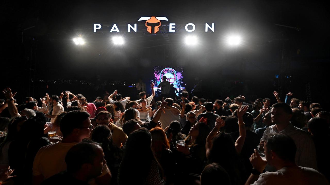 Panteon 10 yıl partisinde insanlar doyasıya eğleniyor.