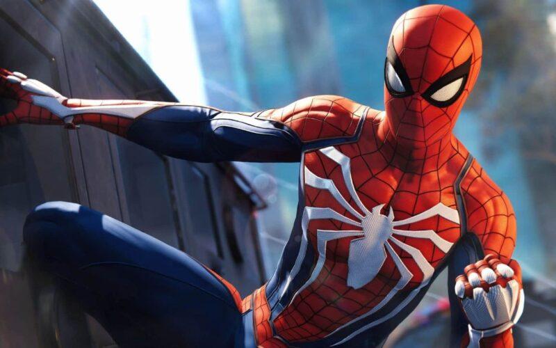 Spider-man bir binadan sarkıyor
