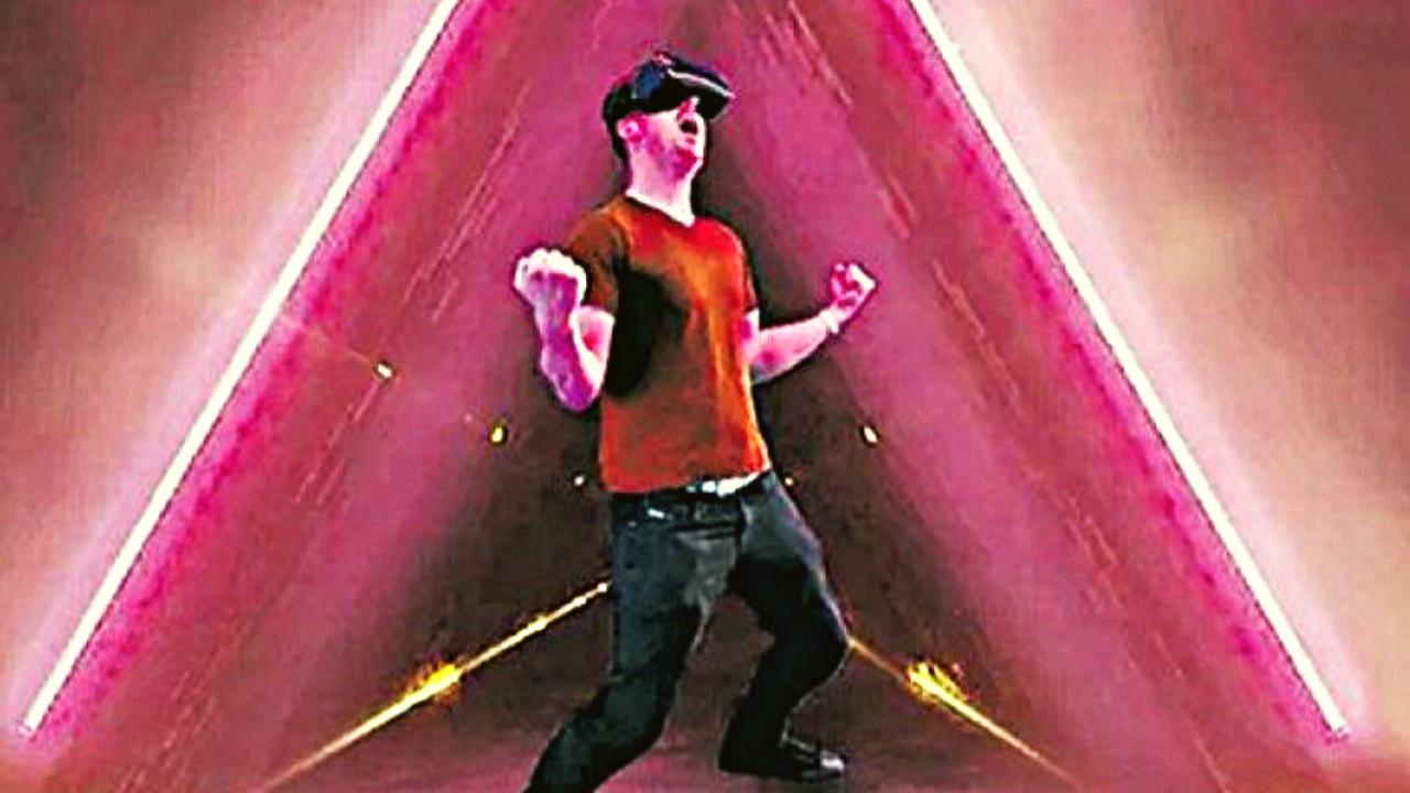 VR gözlüklü bir oyunsever kutlama hareketi yapıyor