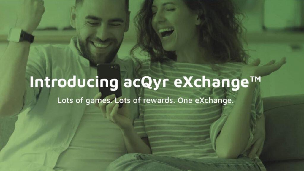 Acqyr Exchange tanıtım yazısının arkasında bir adam ve kadın gülüyor