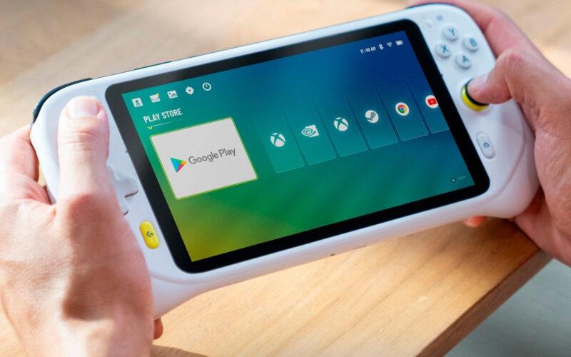 Bir adam Logitech G Gaming konsolunu elinde tutuyor