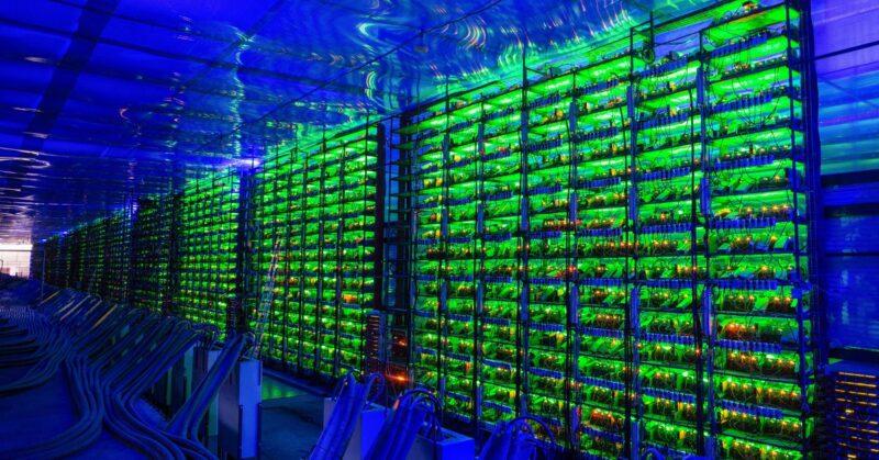 Bir odada binlerce kripto madenciliği sistemi.