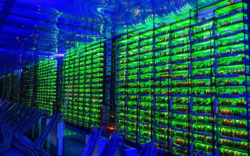 Bir odada binlerce kripto madenciliği sistemi.