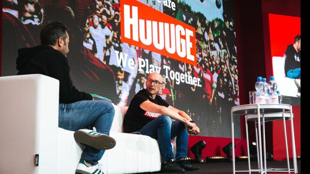 Konferansta kanepede oturan Huuuge Games yöneticileri.