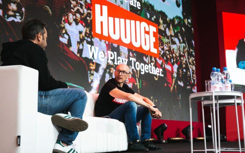 Konferansta kanepede oturan Huuuge Games yöneticileri.