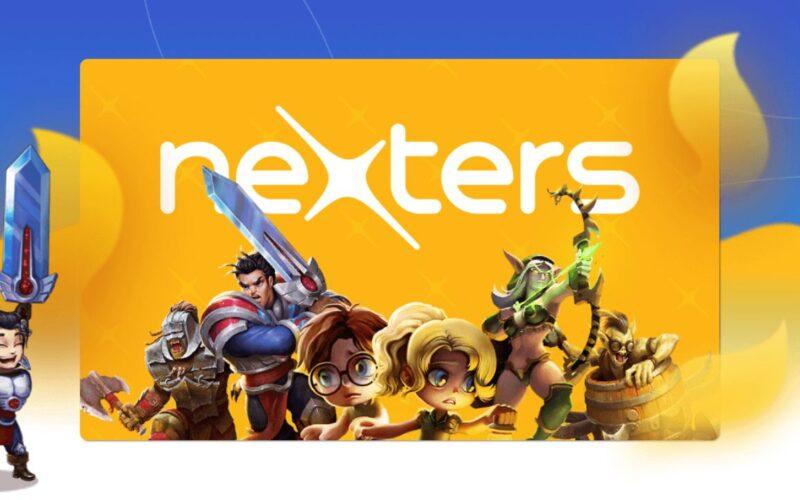 Nexters karakterleri şirketin logosunun bulunduğu bir arka planın önünde poz veriyor