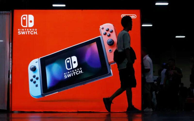 Nintendo Switch reklamı önünde bir adam