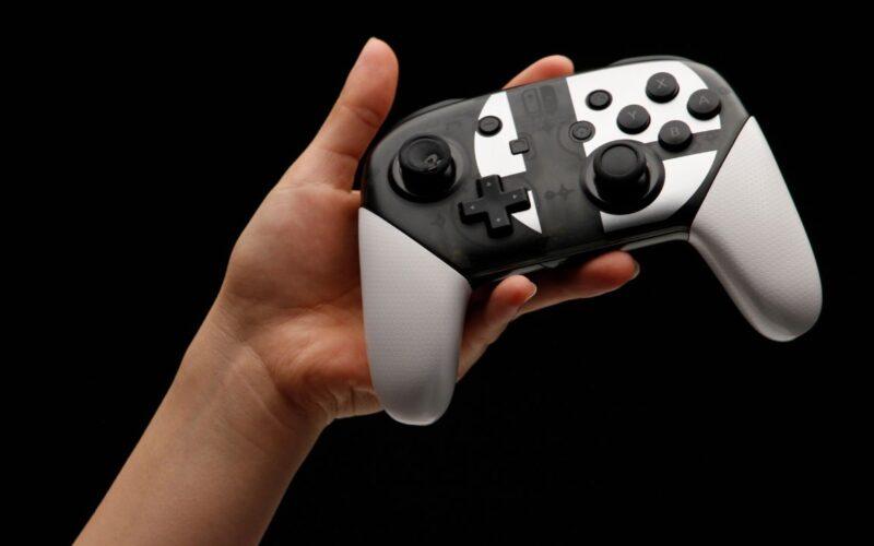 Elde tutulan bir Nintendo Switch kontrolörü