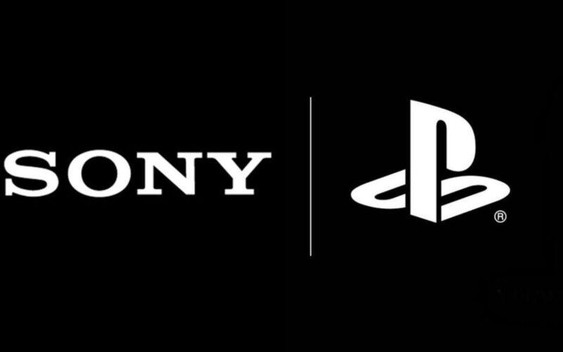 Sony ve PlayStation logoları siyah arka plan üzerinde