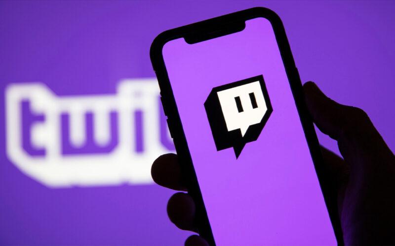 telefon ekranında twitch logosu