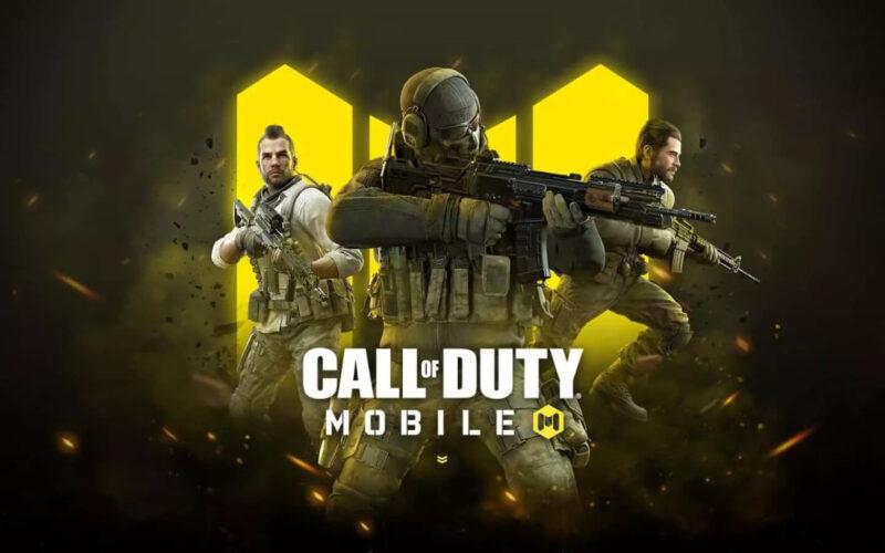 Call of Duty: Mobile logosunun etrafında üç asker