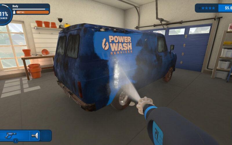 Bir oyuncu basınçlı suyla kirli aracı yıkıyor