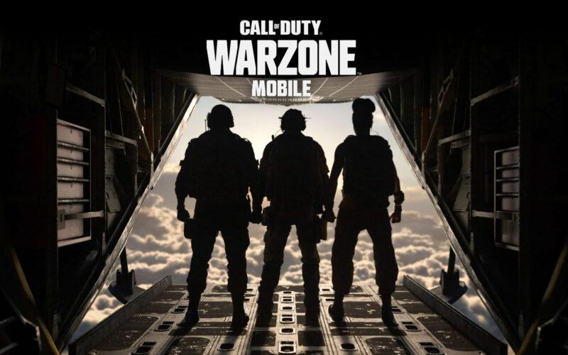 Uçaktan atlamak için rampaya yanaşan Call of Duty: Warzone operatörleri.