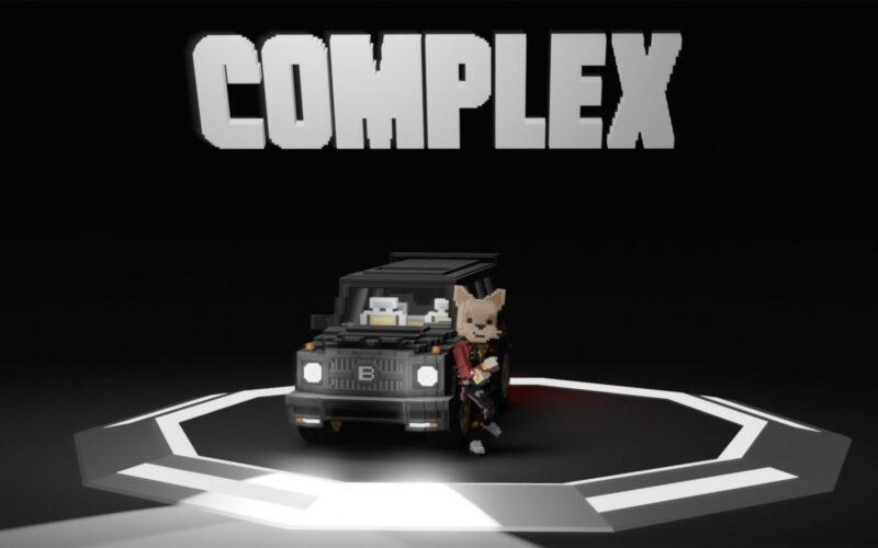 Alt tarafta Mercedes Brabus AMG'ye yaslanan bir Roblox karakteri ve üst tarafta Complex logosu