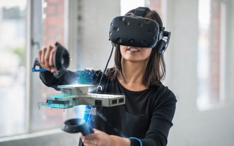 Sanal gerçeklik gözlüğü takan bir kadın.