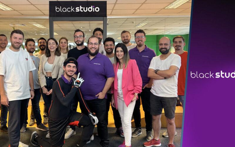 Black Studio ekibi Intent Land için ekipçe poz veriyor