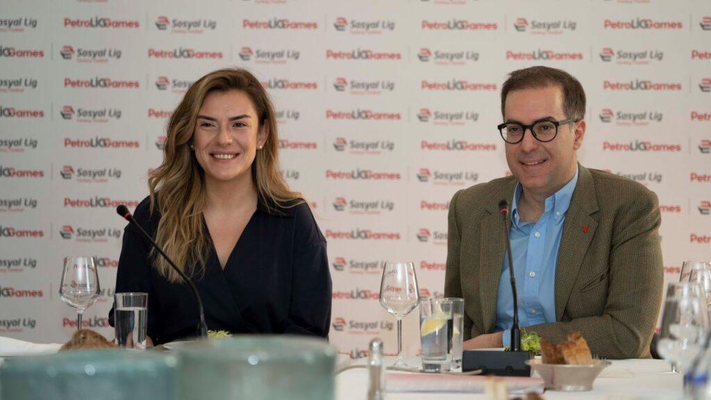 Mehmet Abbasoğlu ve Burçin Cafer masada oturuyor