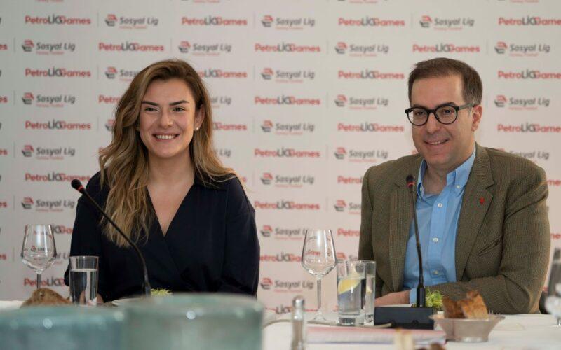 Mehmet Abbasoğlu ve Burçin Cafer masada oturuyor