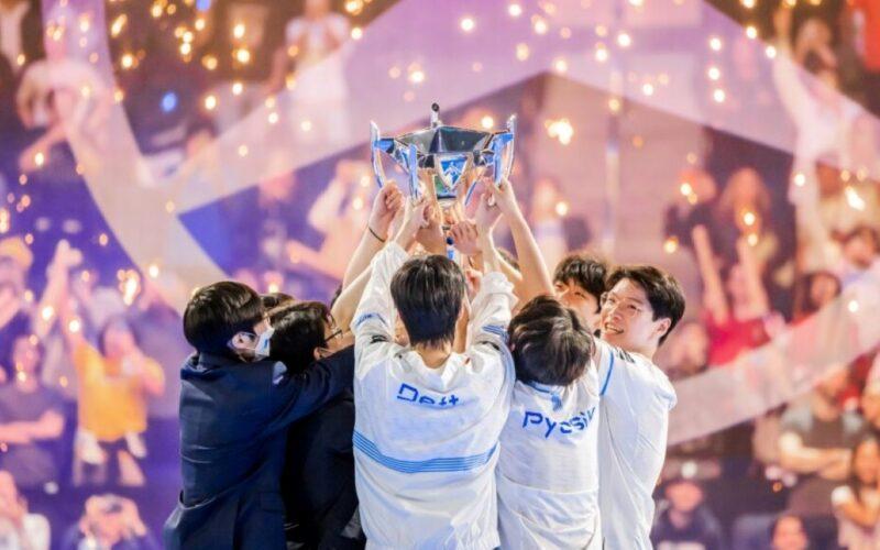 DRX Lol team lifts the 2022 Worlds Cup