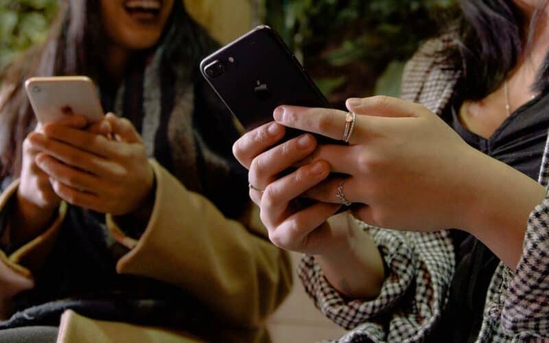 women holding iphones