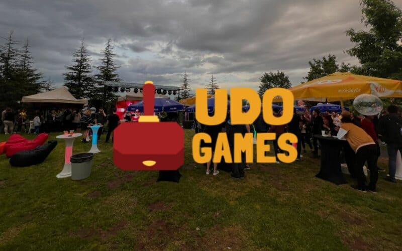 udo games onuncu yıl etkinliğinden bir karenin önünde udo games logosu.