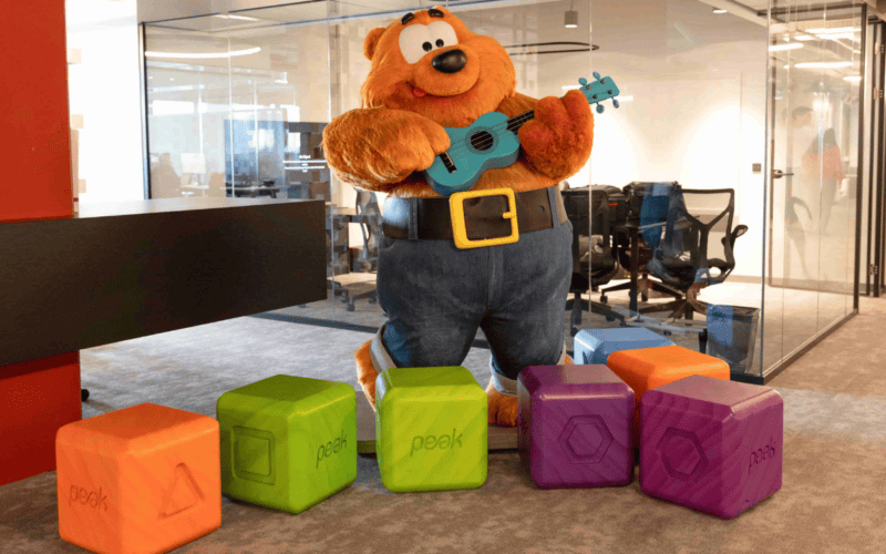 Peak Games ofisinden, ayı karakter maskotunun olduğu bir fotoğraf