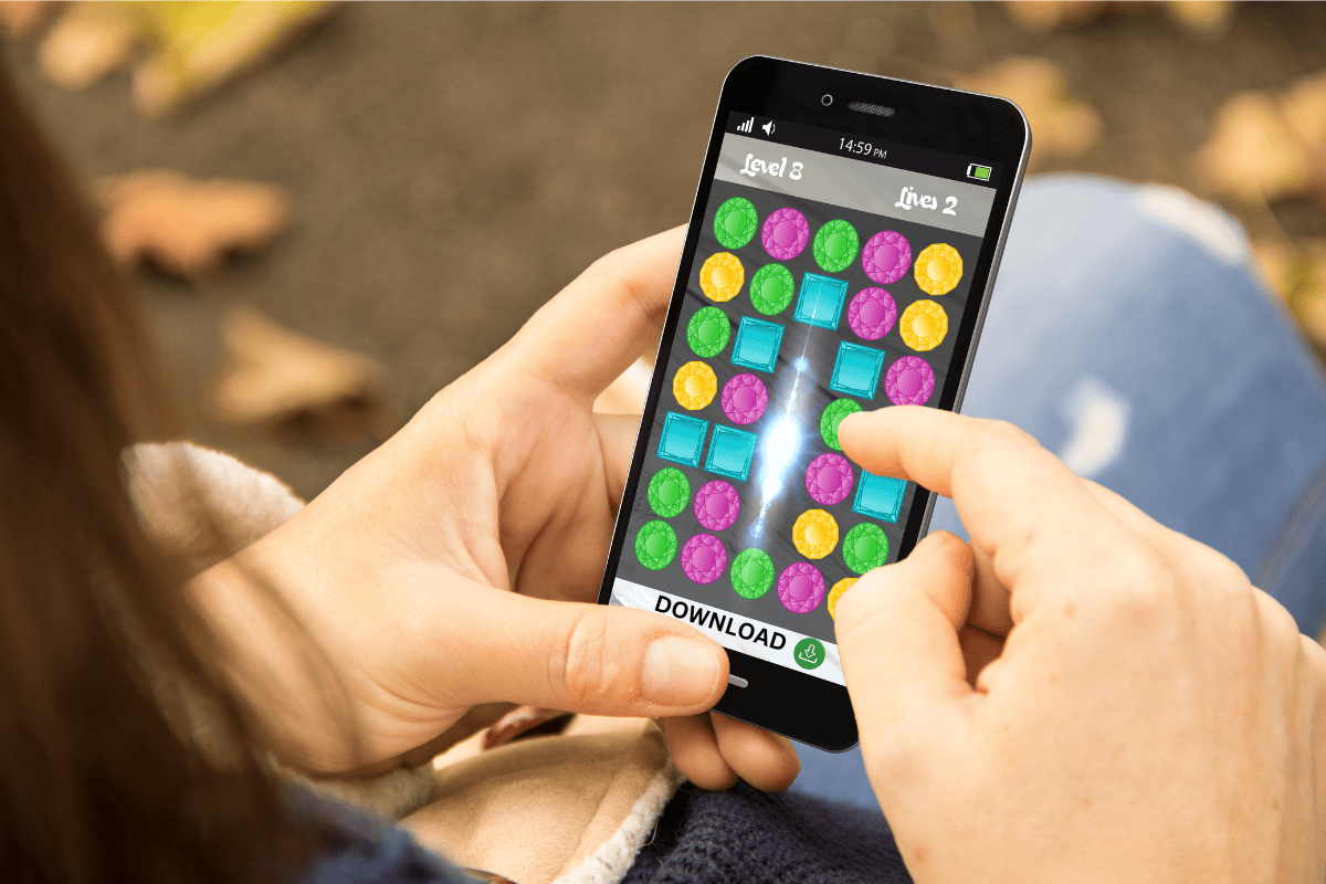 playable ads image showing a woman playing a game on her phone with a download button below, indicating she is actually playing an add