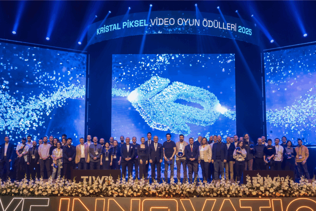 Kristal Piksel Video Oyun Ödülleri, gece sonundan katılımcıların sahnede olduğu bir fotoğraf