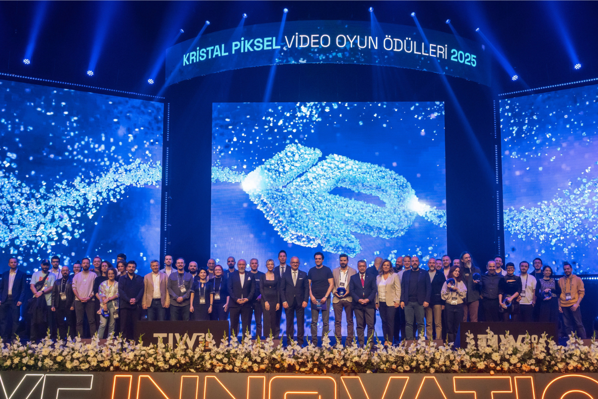 Kristal Piksel Video Oyun Ödülleri, gece sonundan katılımcıların sahnede olduğu bir fotoğraf