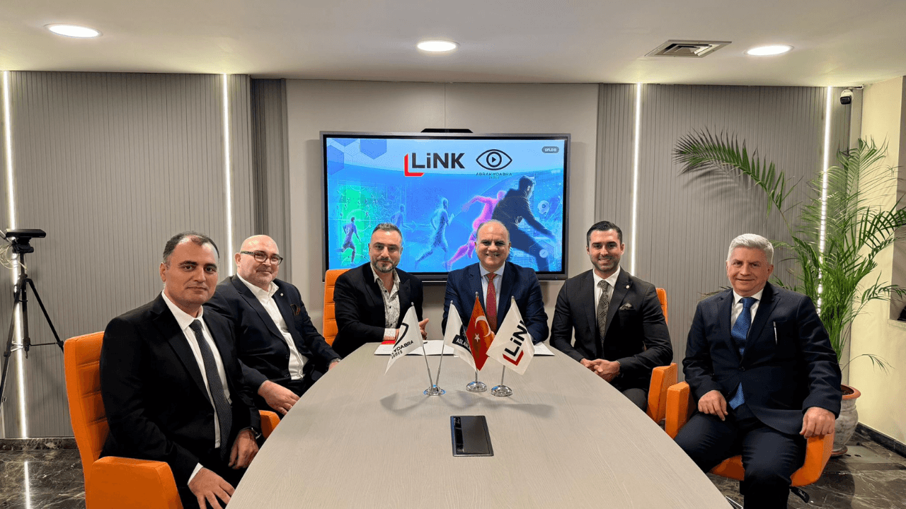 Signing photo between Link Bilgisayar and Abrakadabra Games members