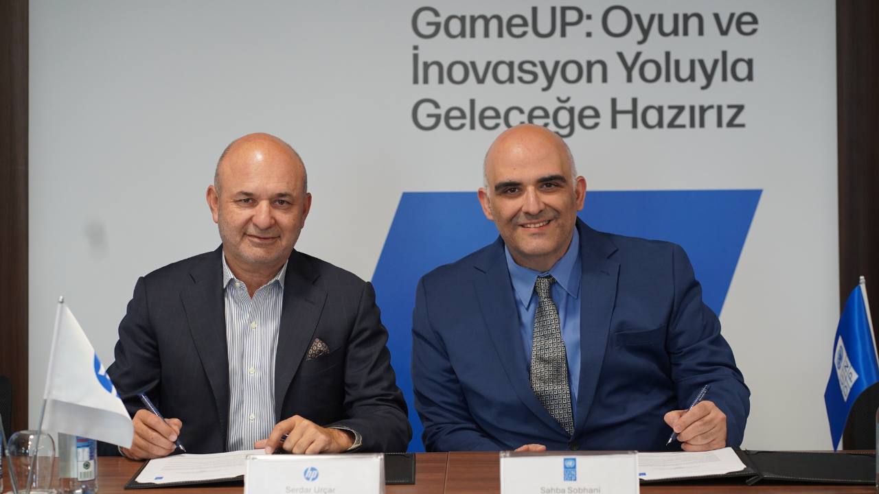 HP ve UDNP liderleri anlaşmayı imzalarken çekilen bir fotoğraf