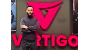Vertigo Games logosu önünde Şahir Kılıç fotoğrafı